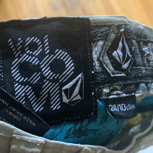 Volvos shorts - Picture 3 of 4